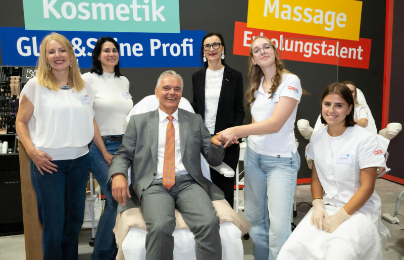 Leo Jindrak beim WKO Messestand für Kosmetik & Massage