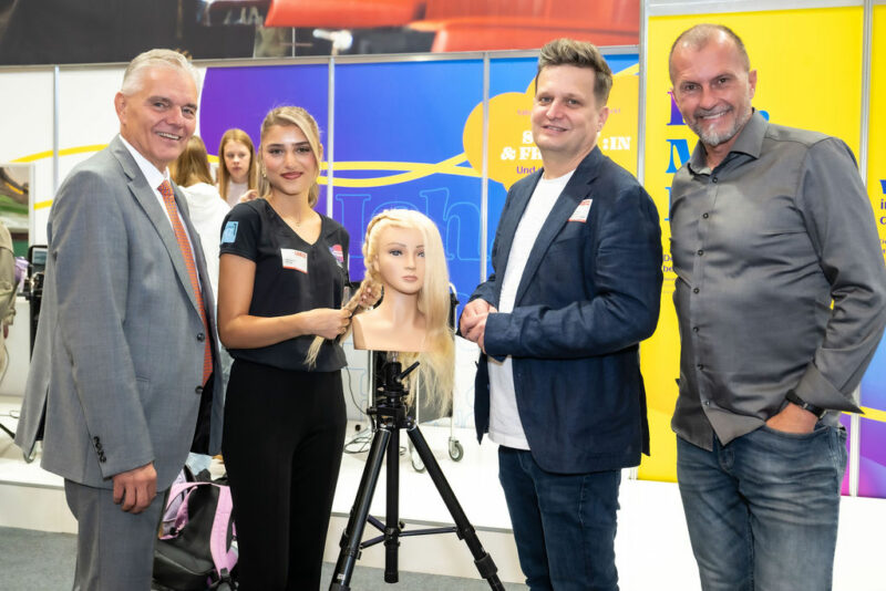 Aussteller & Vertreter der WKO bei Messestand der Frisöre