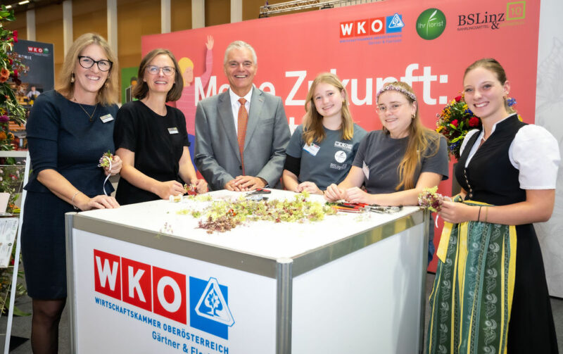 Ausstellerinnen und Vertreter der WKO bei Messestand