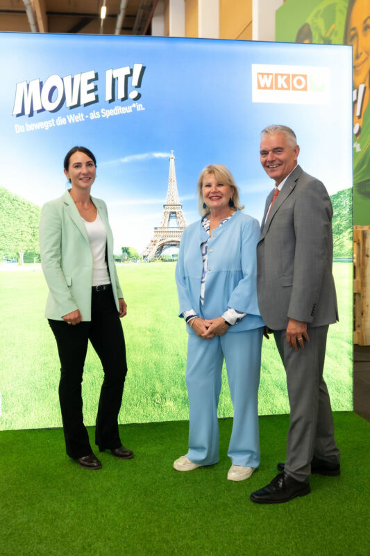 Vertreter der WKO bei Messestand