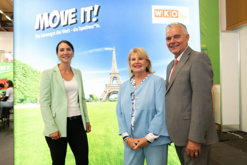 Vertreter der WKO bei Messestand