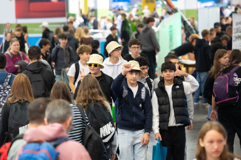 Blick in die Menge der zahlreichen Jugendlichen auf der Messe 