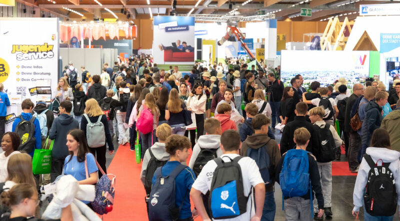 Blick in die Messehalle mit zahlreichen Messebesucher:innen