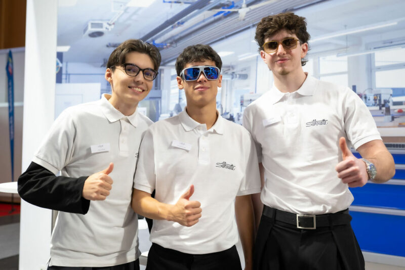 Drei Jungen mit stylischen Brillen