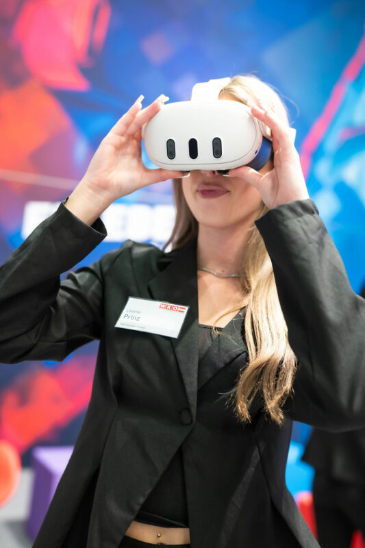 Jugendliche testet VR-Brille