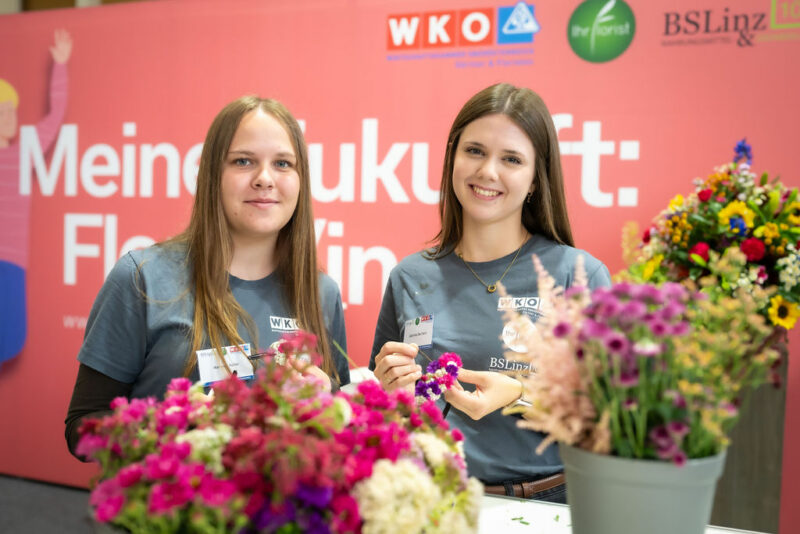 Jugendliche zeigen die Erstellung von Blumenkränzen