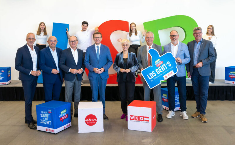 Gruppenfoto der Vertreter der WKO und des Landes OÖ vor großen 