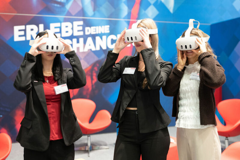 Jugendliche mit VR-Brillen