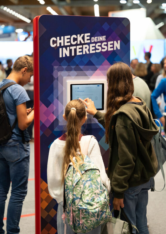 Jugendliche machen den digitalen BIC-Interessenstest
