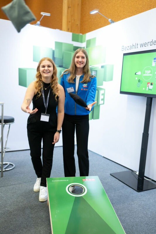 Ausstellerinnen der Dualen Akademie bei Cornhole Spiel