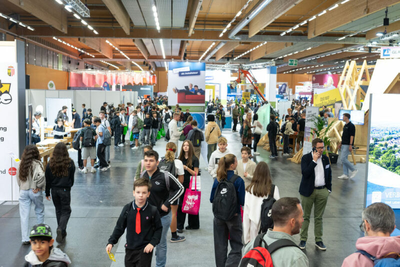 Blick in die Messehalle mit Jugendlichen