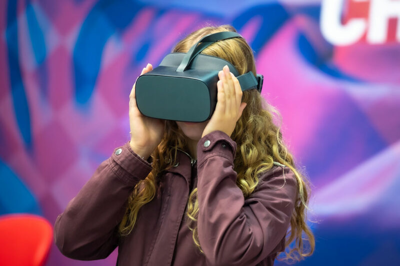Mädchen testet VR-Brille