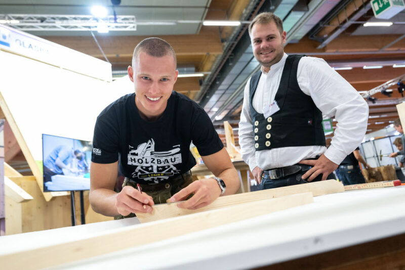 Aussteller arbeiten bei Holz-Werkstück