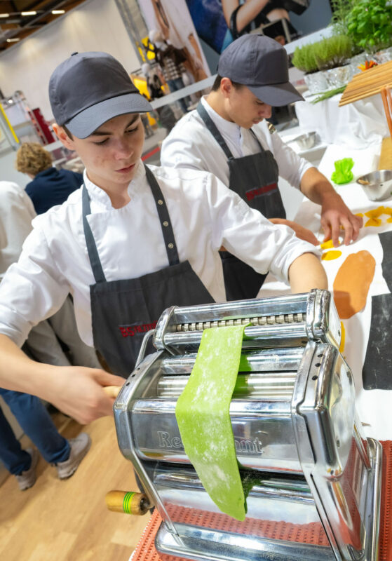 Junge Köche bereiten Pasta zu