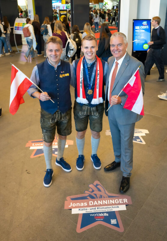 Leo Jindrak, Jonas Danninger und Betreuer mit Österreich-Flaggen