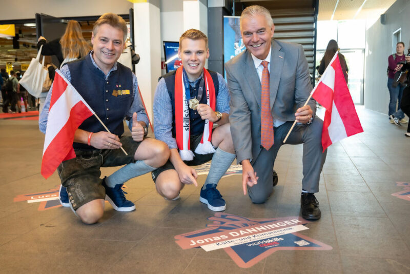 Leo Jindrak, Jonas Danninger und Betreuer bei Skills-Bodenaufkleber
