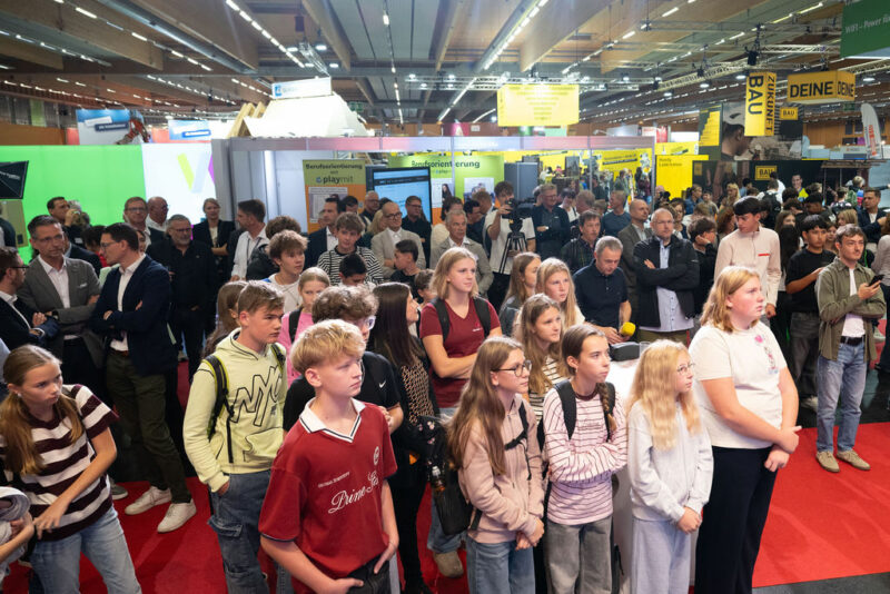 Jugendliche verfolgen gespannt die Eröffnung der Messe