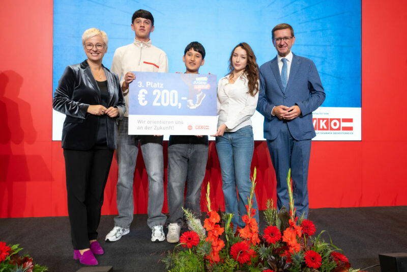 Jugendliche mit Gewinnspiel-Scheck mit Doris Hummer und Markus Achleitner