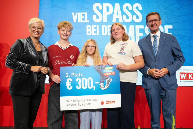 Jugendliche mit Gewinnspiel-Scheck in der Hand mit Doris Hummer und Markus Achleitner