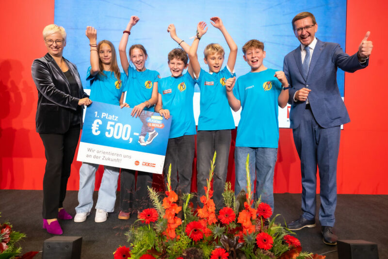 Jubelnde Kinder mit Doris Hummer und Markus Achleitner