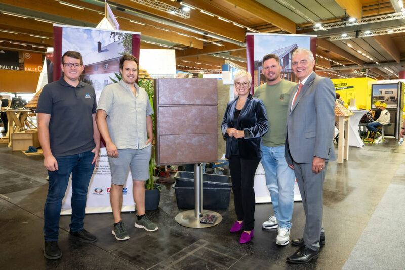 Vertreter der WKO und des Landes OÖ bei Messestand