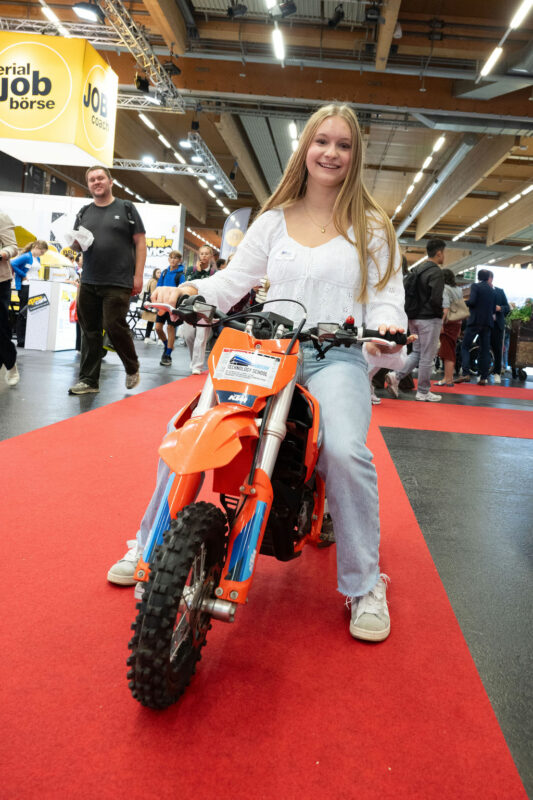 Jugendliche sitzt auf Motorrad