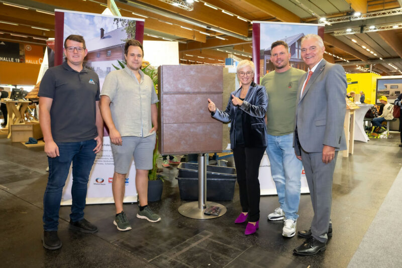 Vertreter der WKO und des Landes OÖ bei Messestand