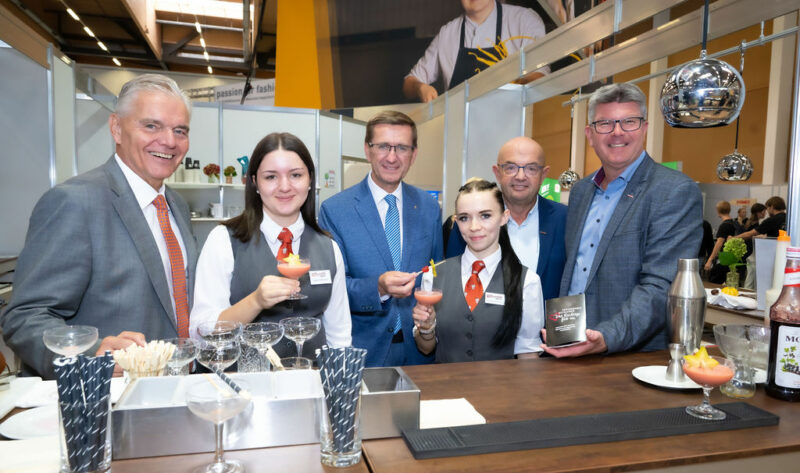Vertreter der WKO und des Landes OÖ bei Messestand der Gastronomie & Hotellerie