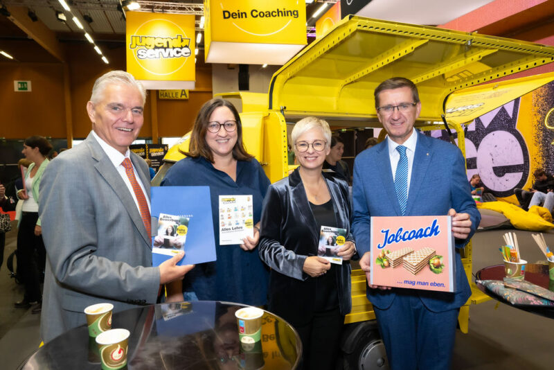 Vertreter der WKO und des Landes OÖ beim Messestand des Jugend Service