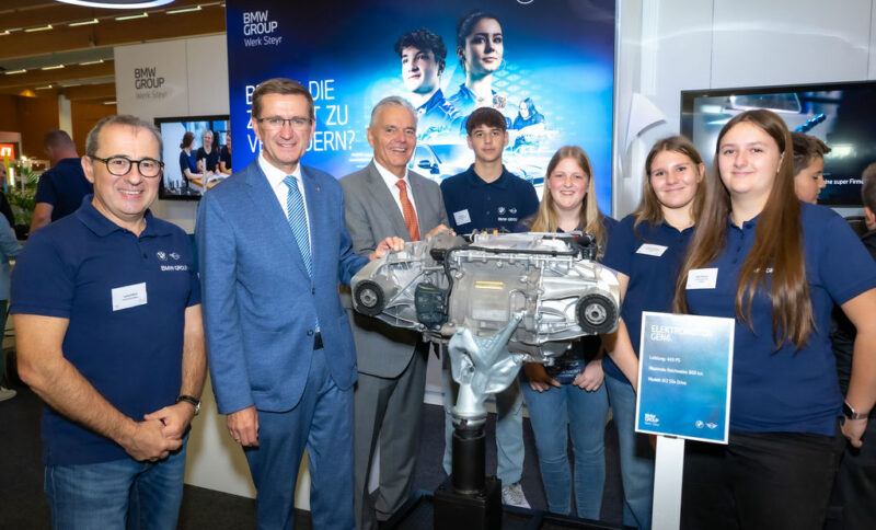 Vertreter der WKO und des Landes OÖ bei Messestand der BMW Group