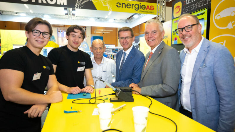 Vertreter der WKO und des Landes OÖ bei Messestand der Energie AG Oberösterreich