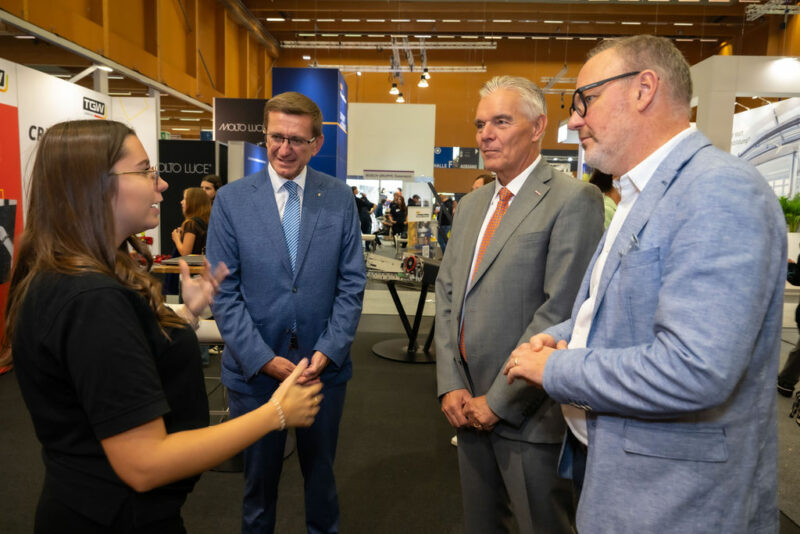 Vertreter der WKO und des Landes OÖ im Gespräch mit einer Ausstellerin