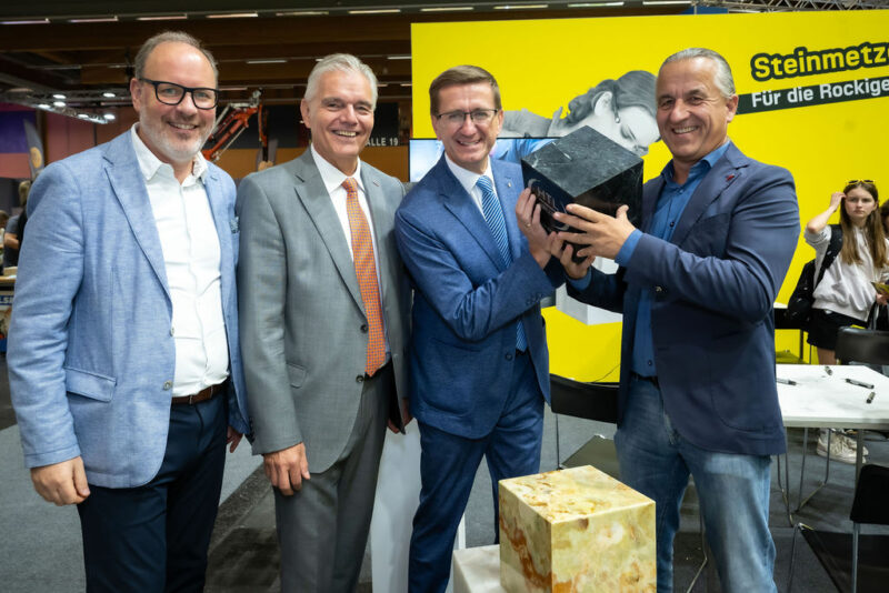 Vertreter der WKO und des Landes OÖ bei Messestand der Steinmetze