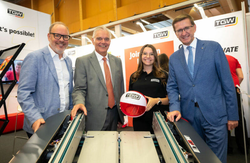 Vertreter der WKO und des Landes OÖ am Messestand der TGW