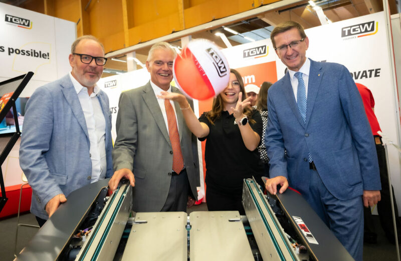 Vertreter der WKO und des Landes OÖ am Messestand der TGW