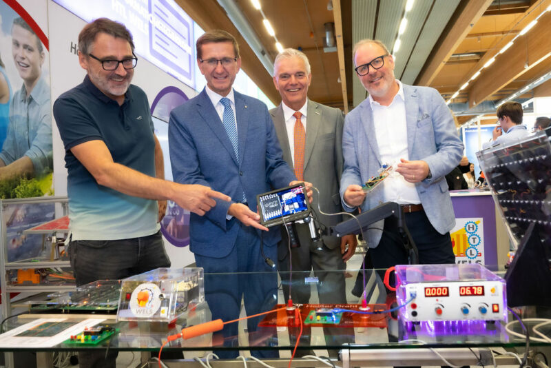 Vertreter der WKO und des Landes OÖ am Messestand der HTL Wels