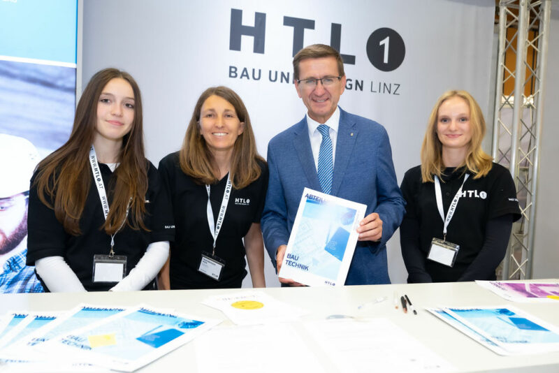 Markus Achleitner beim Messestand der HTL1 Linz