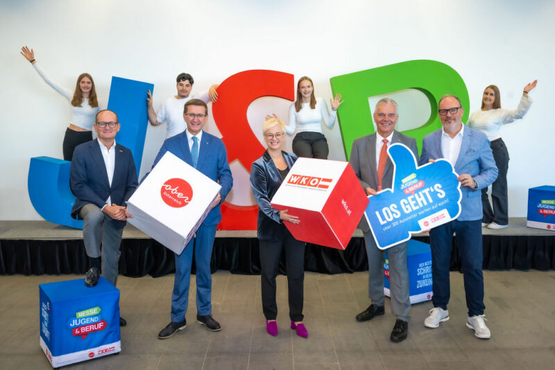 Gruppenfoto der Vertreter der WKO und des Landes OÖ vor großen 