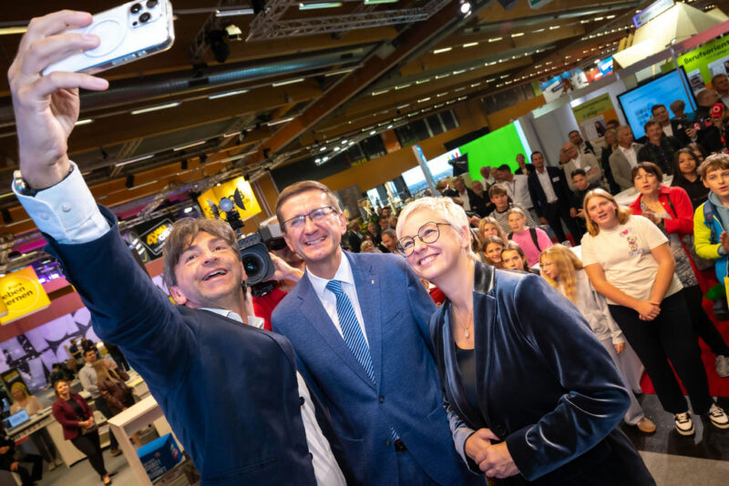 Vertreter der WKO und des Landes OÖ machen Selfie mit Jugendlichen im Publikum